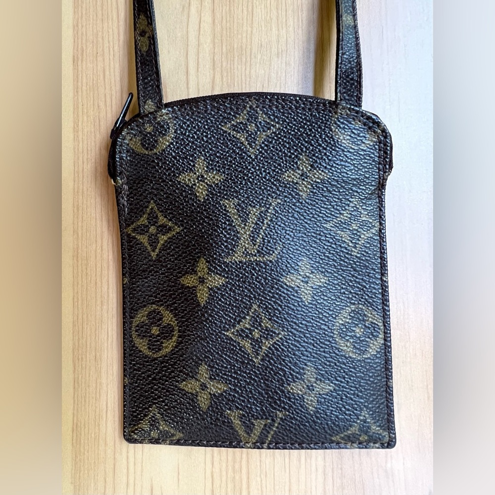 Vintage Louis Vuitton- 1986  LV Pochette
Secret / Rare Shoulder Bag - Picture 9 of 17